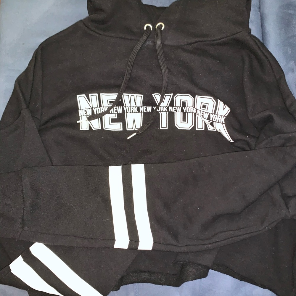 CROPPED “NEW YORK” HOODIE WITH STRIPS ON ARM